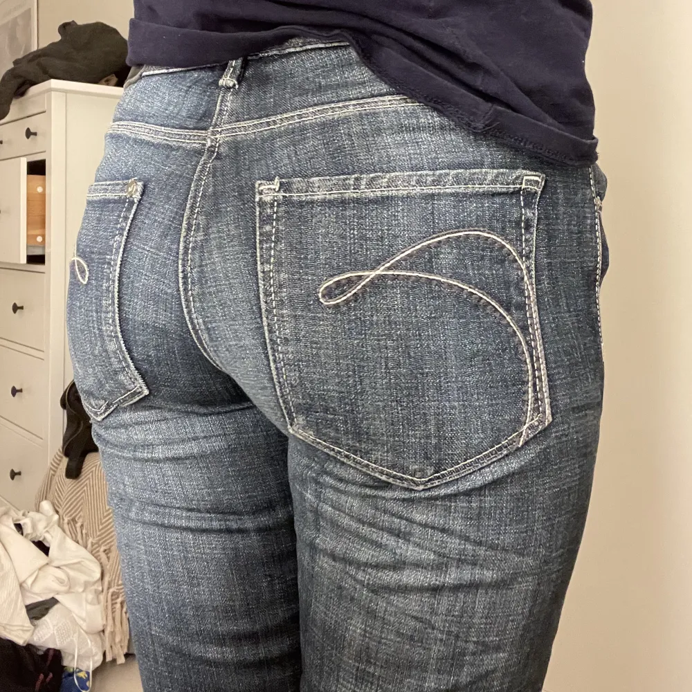 Så fina midwaist jeans som inte kommer till användning, avklippta längst ner. Jeans & Byxor.