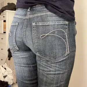 Så fina midwaist jeans som inte kommer till användning, avklippta längst ner