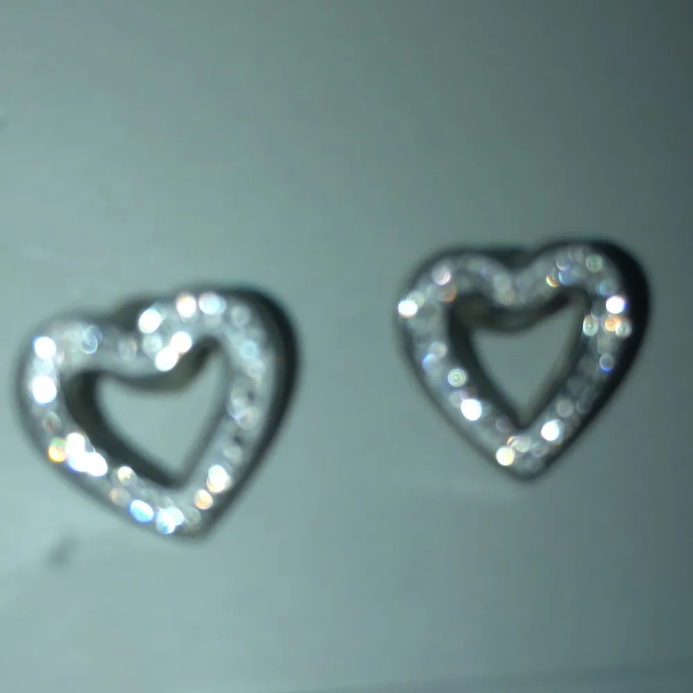Hjärtformade silver örhängen🩷🤍 ⚠️inte riktigt silver och diamanter ⚠️. Accessoarer.