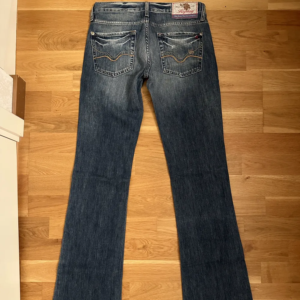 Säljer dessa otroligt snygga jeans från Replay. Aldrig använda och är fortfarande i nyskick.. Jeans & Byxor.