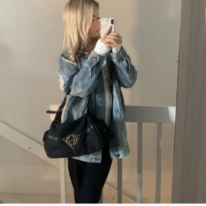 Jeansjacka - Jeansjacka med tryck på ryggen och slitningar, jätte fint skick 