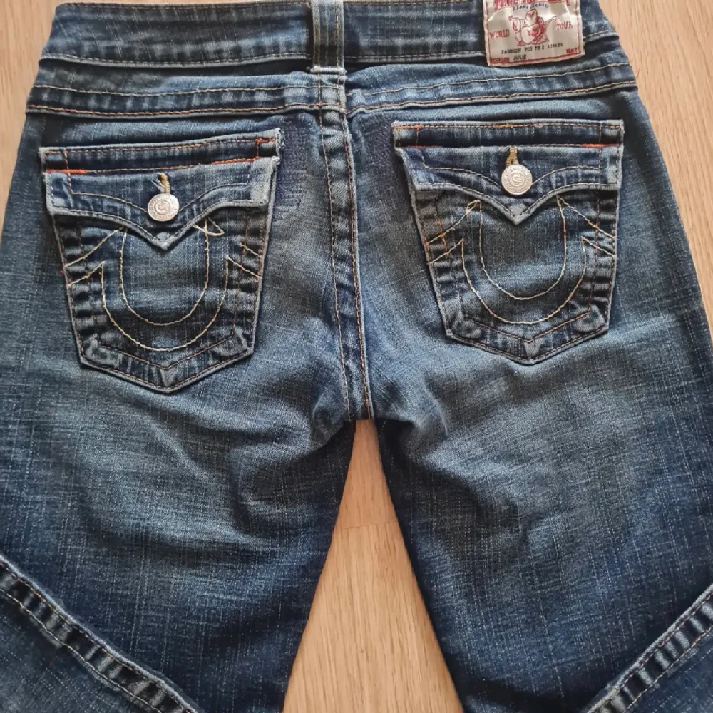 säljer dessa jättesöta true religion jeans som tyvärr är för små för mig 🤍. Jeans & Byxor.