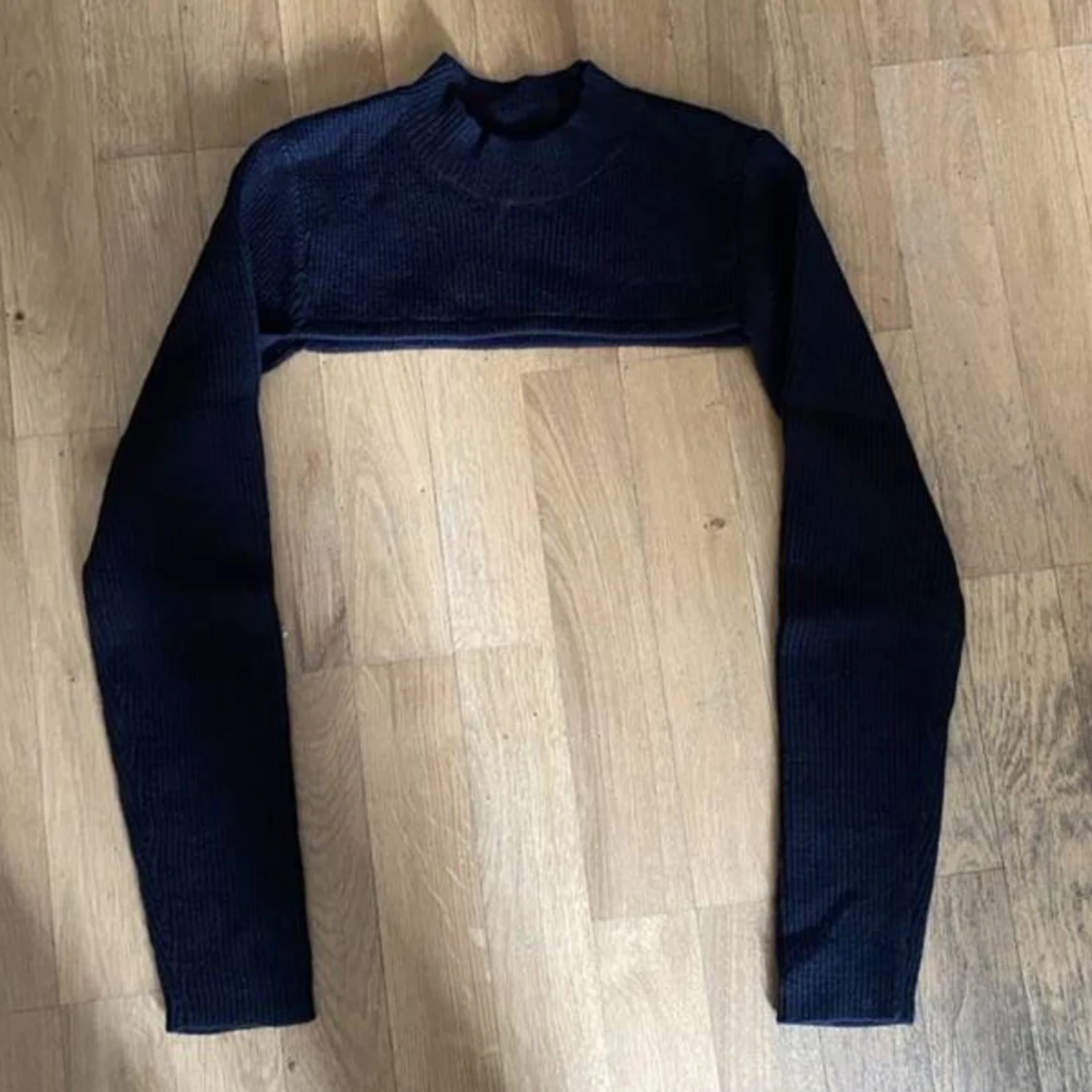 svart stickad croppad tröja - 91