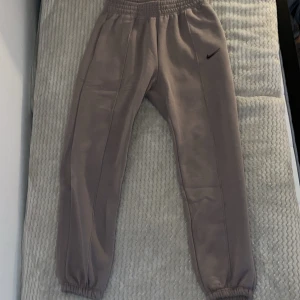 Nike sweatpants  - Använda en gång k en kort stund men blev undanlagda efter det då dom inte passade.  Storlek M, breda i midjan (skriv om du vill ha mått så det inte blir några missförstånd)  Pris kan diskuteras, buda så ser vi 