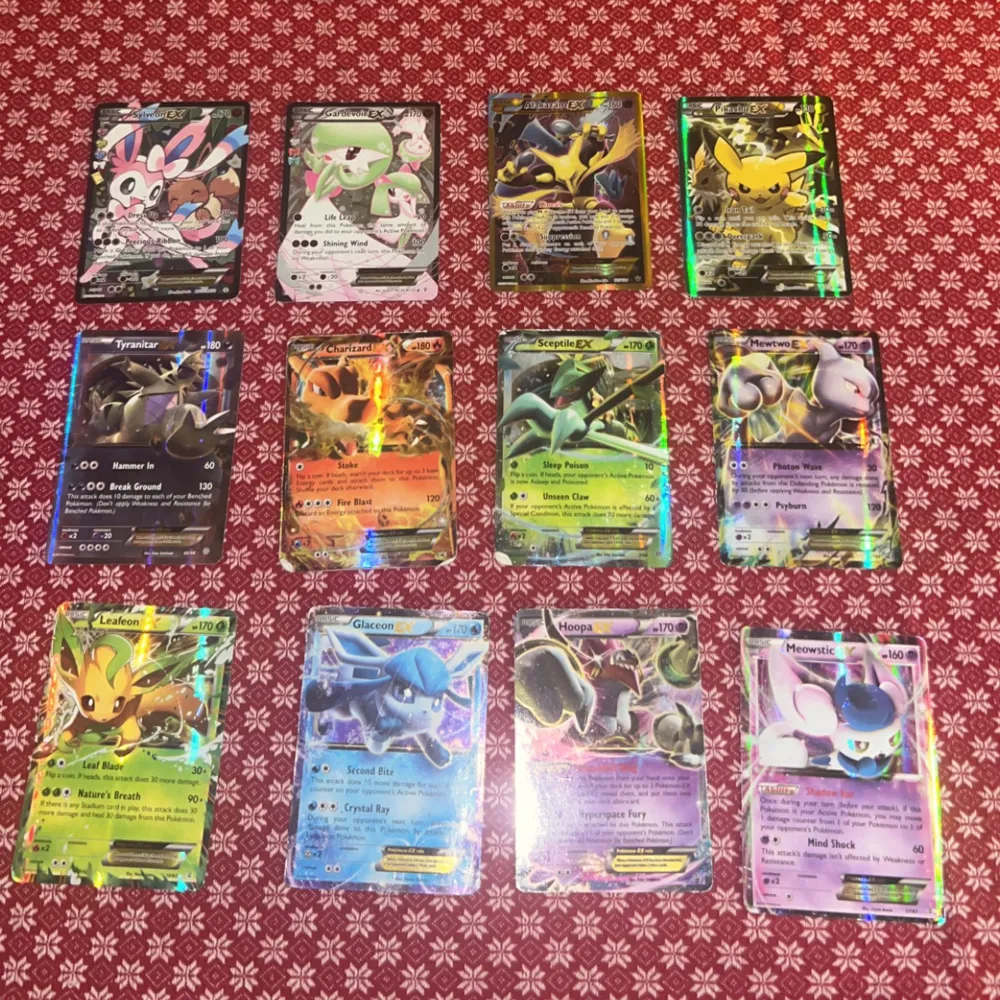 Jag säljer mina pokemon kort som jag har nu samlat i över 6 år men använder inte de längre Det finns inkluderat: 309 olika gamla och sällsynta pokemons. 51 trainingcards 27 energy 12 ex pokrmon 4 gx pokemon 4 flipcoins  1 låda 1 spelbräda 2 samlingsböcker. Övrigt.