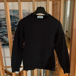 Stone Island Tröja  - Svart Stone-Island tröja i gott skick av mycket hög kvalitet.