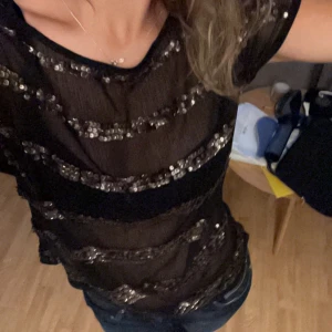 Glittrig topp - Super fin blus med paljetter perfekt till fest!😻storlek Xs men passar xs-m beroende hur man vill att passformen ska va.💕