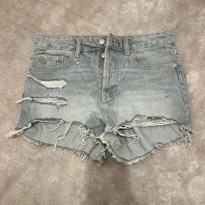 Jeans shorts  - Inte använt många gånger. De va bara lite förstora så ingen skada på de.