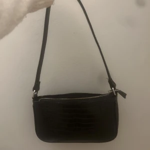 Svart axelremsväska💕 - En svart fin väska med kortare band, axelremsväska. I bra skick och nästan aldrig använt💕