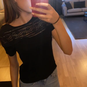 T-shirt  - Säljer denna pga jag redan har två lika dana köpt för 250kr säljer för 150kr pris kan diskuteras!