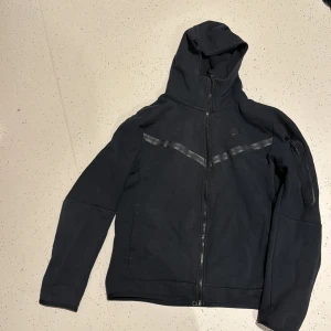 Nike tech fleece svart - Nike tech fleece använd 1 gång ny skick storlek m 