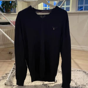 Herr tröja - Marinblå herr tröja från gant 