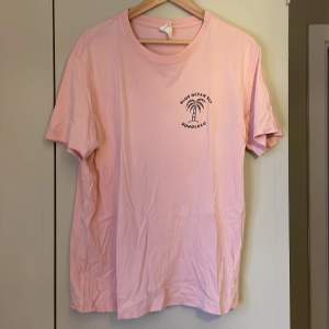 Rosa t-shirt med tryck från HM. Storlek L på herravdelningen💗 Allt ska bort så priset kan diskuteras☺️
