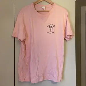 Rosa t-shirt med tryck från HM. Storlek L på herravdelningen💗 Allt ska bort så priset kan diskuteras☺️