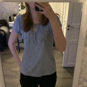 T-shirt - Hej säljer min väldigt fina tröja, den har en fin Stockholmsstil och är perfekt till ett par snygga jeans 