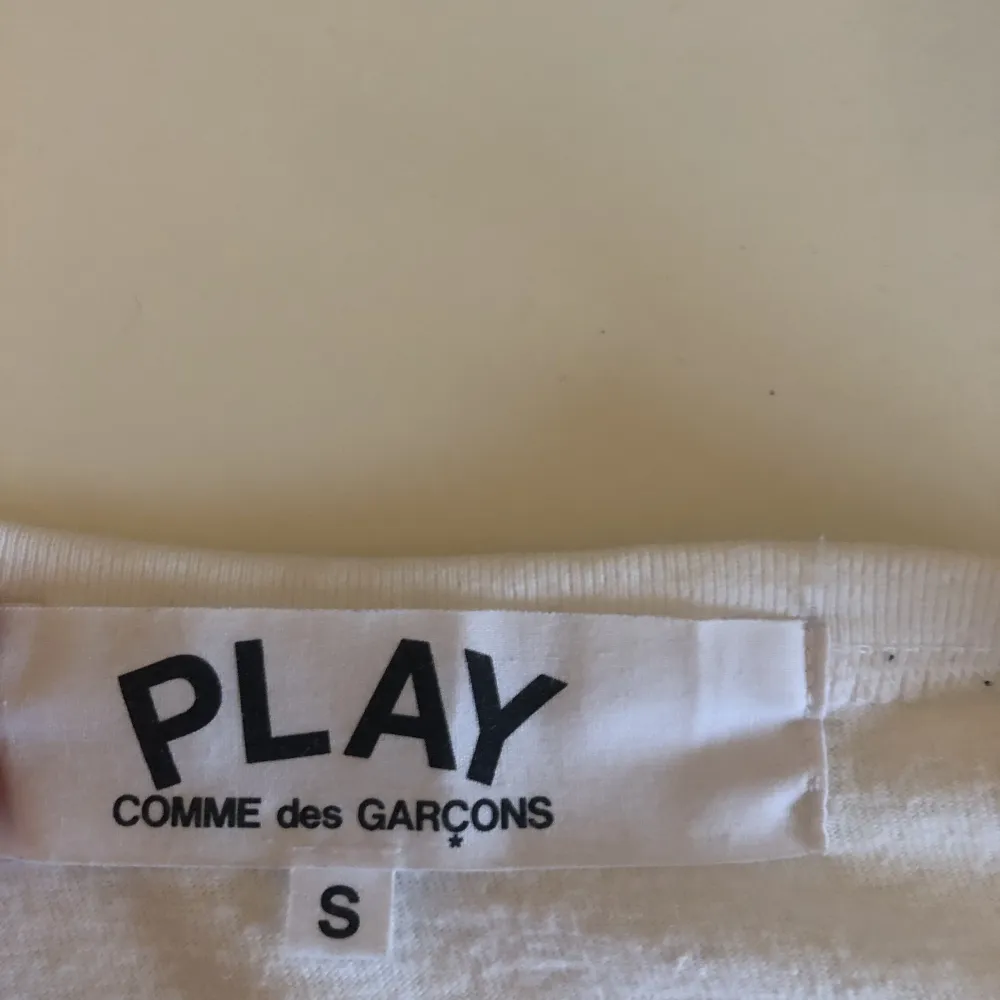 Säljer denna Comme des Garçons t-shirten i storleken S, köpt från NK för 1250, Vårat pris 499.. T-shirts.