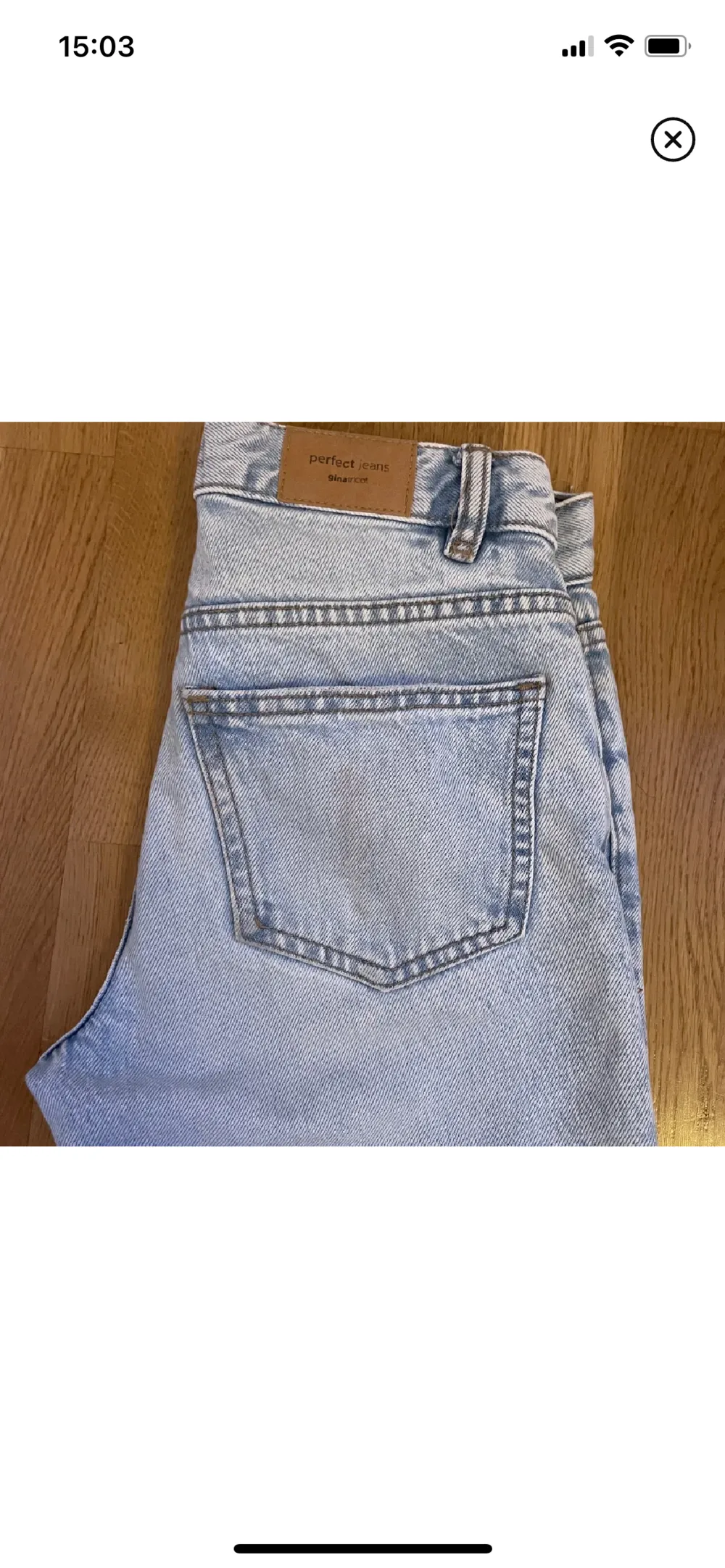 Säljer mina ljusblå lågmidjade jeans från Gina Tricot då det tycker blivit försmå💙Innerbenslängden är 80 och midjemåttet är 36x2. Jeans & Byxor.
