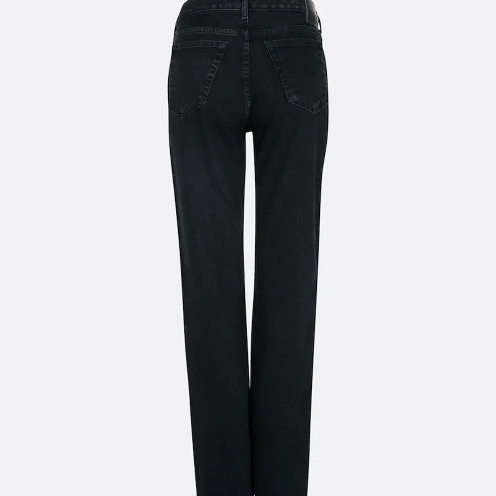 Low waist straight Bikbok jeans i storlek 28/32. Köpt för ett halvår sedan för 700kr, använts fåtal gånger. Lite slitna vid utkanten av jeansen men märks ej. Behöver rensa har flertals jeans. Säljer likadana i blå. Kom privat för egna bilder! . Jeans & Byxor.