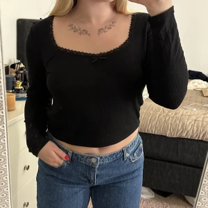 Svart söt tröja  - En fin tunn tröja med ribbat material. Bra skick! Storlek L, har vanligtvis M men tog L för ville ha den lite pösigare