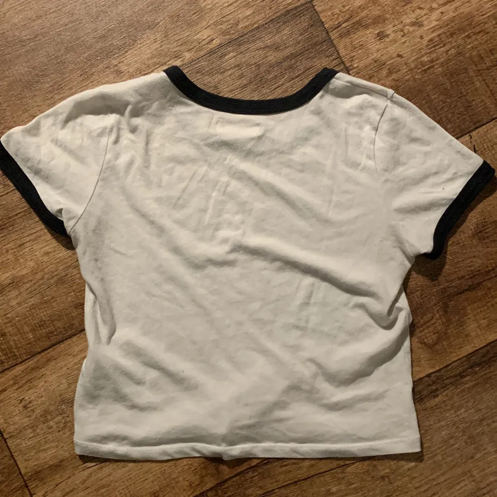 Hollister t-shirt med tryck, välanvänd men inga defekter.🤍. T-shirts.