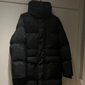 Weekday jacka - Jacka från weekday som heter Jay i storlek XS (OBS! stor i storleken) Knappt använd.  Googla: ”Jay parka weekday”för att se fler bilder och beskrivning.     