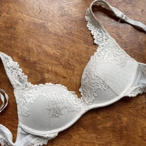 Intimissimi bh - Säljer min Intimissimi bh som tyvärr va för liten så säljer vidare, nyskick storlek 75B💓samma som min andra annons men den är med fri frakt nu!