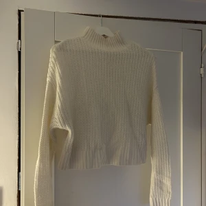 Vit stickad tröja - En vit stickad tröja med polo - använd men är i bra skick - storlek xs. Går att få fler bilder. Pris går alltid att diskutera 🩷säljer för 75kr+frakt