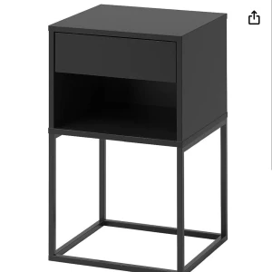 Svart bord  - Svart nattduksbord /sido bord från Ikea. Väldigt fint! Finns en liten låda att dra ut för förvaring. HELT NY OCH OANVÄND. Ligger i förpackningen fortfarande så man måste montera ihop den själv. Nypris är ca 1700SEK, säljer för 950 SEK