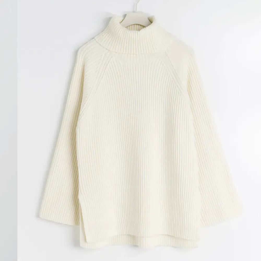 Helt ny stickad tröja med slits på sidorna och utsvänga armar från Gina Tricot  ”roll-neck knitted sweater”. 🤍  Nypris 459kr. Tröjor & Koftor.