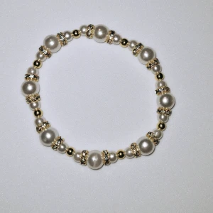 Vit kula - Vita akrylpärlor, guldiga diamanter( ej äkta) med charm