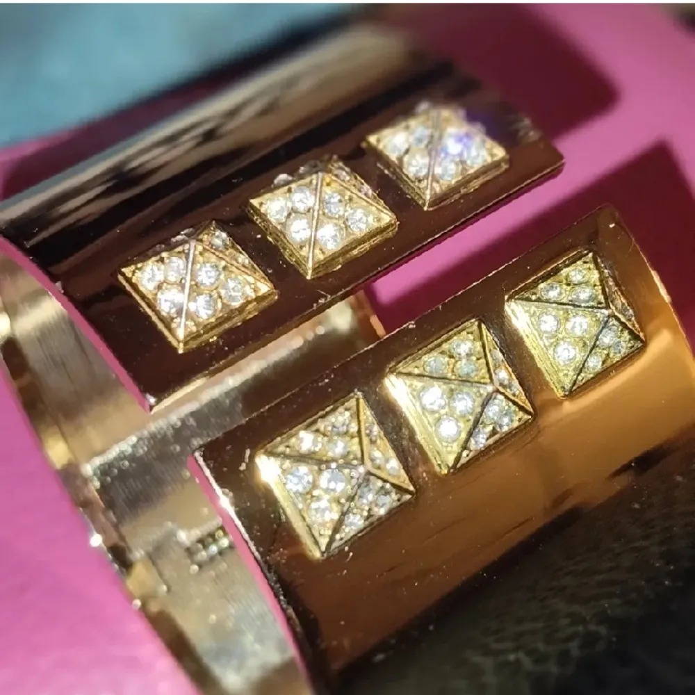 Victoria`s Secret armband i guld med nitar finns nån liten repa men annars i fint skick. Accessoarer.