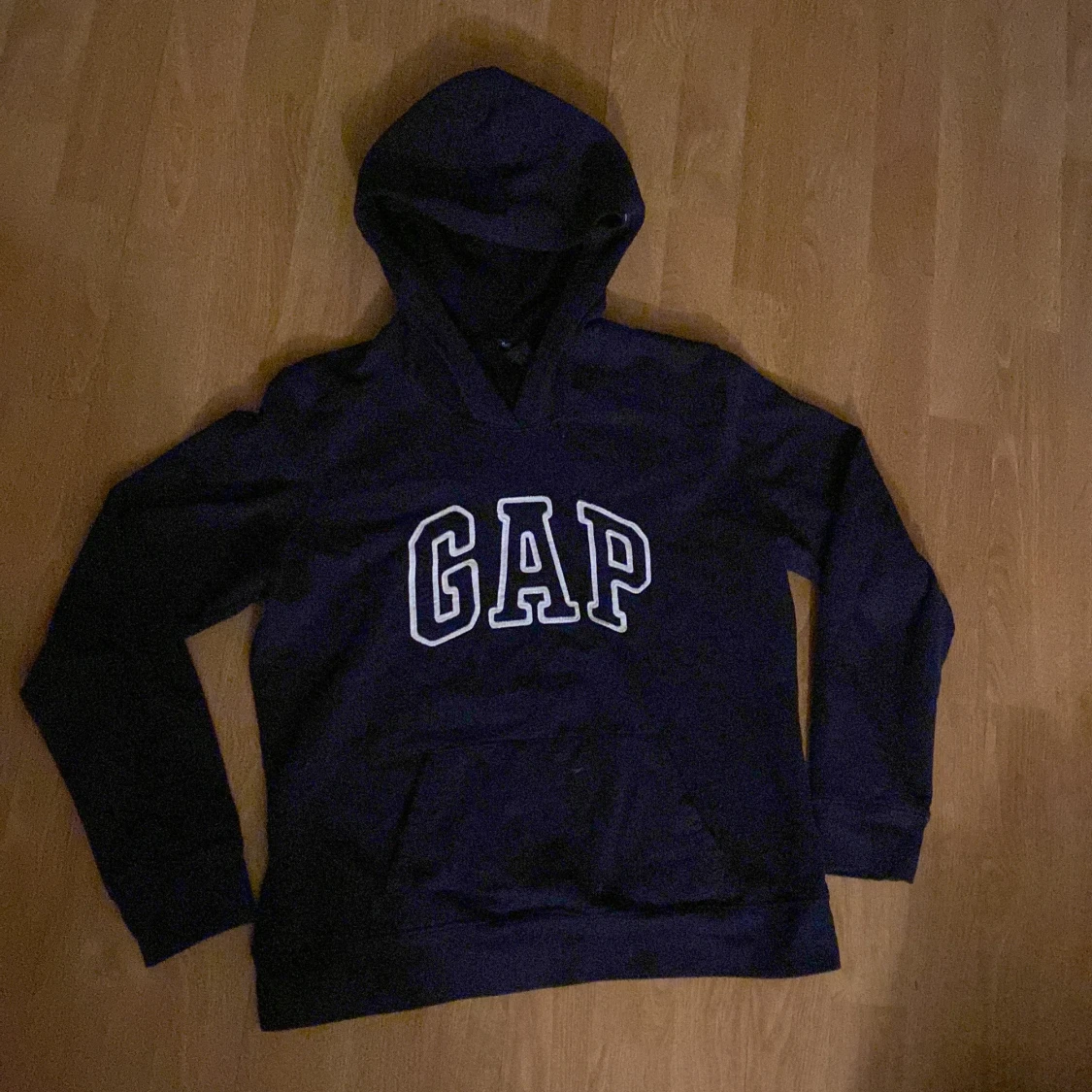 mörkblå GAP hoodie