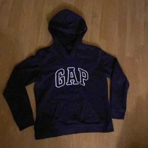 mörkblå GAP hoodie - Bra skick och hyfsat tunn, står storlek M men sitter som Xs.