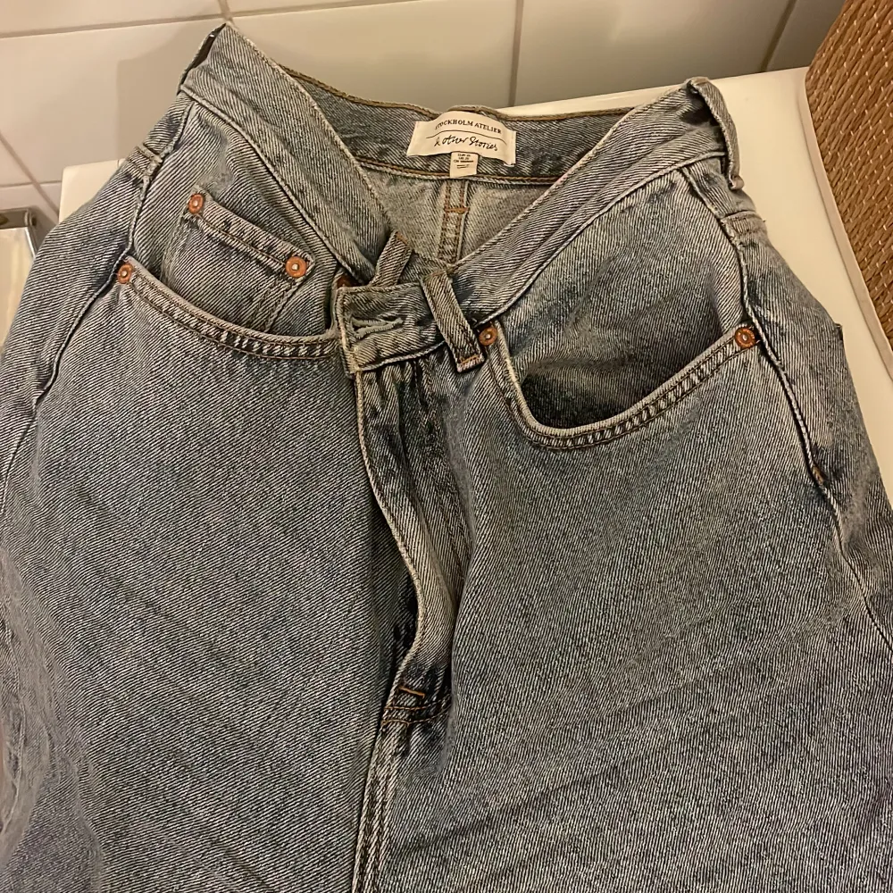 Säljer ett par superfina jeans från other stories, köpta för ett par år sedan men enbart använda ett par gånger ☺️ Storlek 25 i waist.  För referens är mina mått: 176cm lång, 65cm i midja, 85cm runt höfterna och 95cm runt rumpan. . Jeans & Byxor.