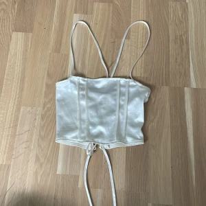 Korsettliknande topp - Mycket bra skick, knappt använd, silkesmaterial