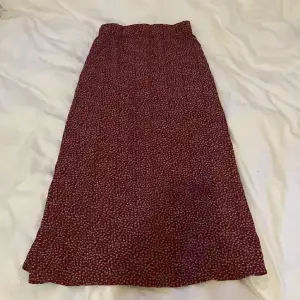 ⚠️inte min bild⚠️ älskar denna kjol men den kommer bara inte till användning längre. Luftig, bekväm och perfekt till sommaren!