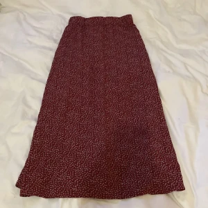 Långkjol - ⚠️inte min bild⚠️ älskar denna kjol men den kommer bara inte till användning längre. Luftig, bekväm och perfekt till sommaren!