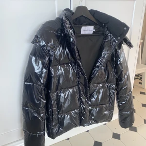 Jacka - Säljer den här fina Calvin Klein jackan i storlek S💋