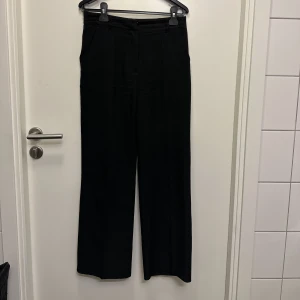 Highwaist suit pants - Kostymbyxor fån Madlady, för långa och för stora på mig tråkigt nog. Verkligen så fina kostymbyxor men säljer dem vidare🩷!   Katt finns i hemmet, försöker ta bort allt hår innan leverans🩷🐈‍⬛! 