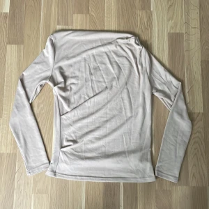 Tunn långärmad  - Oanvänd, design på sidan