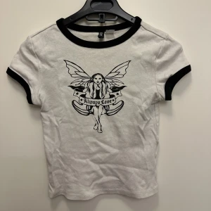 Baby Tee - Söt kortare topp ifrån h&m🩷!  Katt finns i hemmet, men försöker ta bort allt hår innan leverans🩷!