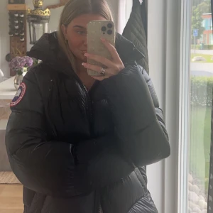 CANADA GOOSE  - Tänkte kika intresse för min Canada Goose jacka i modellen Crofton Puffer 🖤 Jackan är inköpt på NK så givetvis ÄKTA. Den är sparsamt använd och har inga defekter. Nypris 12 999kr  Fler bilder finns 🖤 