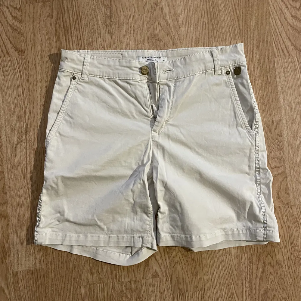 beige shorts i storlek 34. aldrig använd. bra skick förutom att märkeslappen på baksidan är lite utnött. . Shorts.