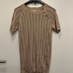 Gossip Girl top - Söt/vintage topp från Lindex kollektion, aldrig använd av mig. Så fin men inte min storlek/stil längre!🩷   Mjukt och skönt tyg, lite tyngre och ett gulaktigt med lite glitter🩷   Katt finns i hemmet, men försöker ta bort allt hår innan leverans🩷