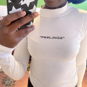 Turtleneck ribbad tröja - En fin turtleneck ribbad tröja där det står ”feelings” tvärs över bröstkorgen. Det var min favorittröja men det är dags att släppa den. Inga synliga fel på tröjan. 🤍