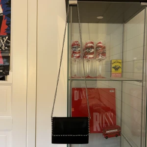 Väska zara - Superfin handväska med metallic foder. Från Zara jättebra skick, går att ta bort band och ha som clutch eller byta band om man vill. Liten men man får plats med det viktigaste