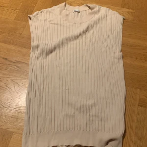 Stickad tröja  - Säljer denna supersnygga tröjan från flippa k då den inte kommer till användning, ny pris ungefär 1800 o säljer nu för 100 då den har en liten defekt🤍 skriv för mer info eller prisförslag🫶🏻