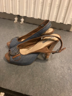 Klackar  - Klackar i bra skick. Ganska små i storleken 