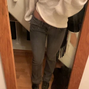 Lågmidjade bootcut jeans - Gråa lågmidjade jeans från guess. Är 165 och de är bra längd på mig. Det är bara och höra av sig vid intresse😊