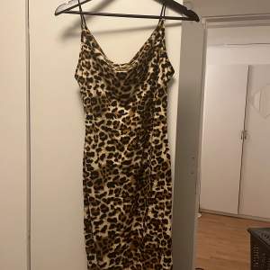 Sexig leopard klänning